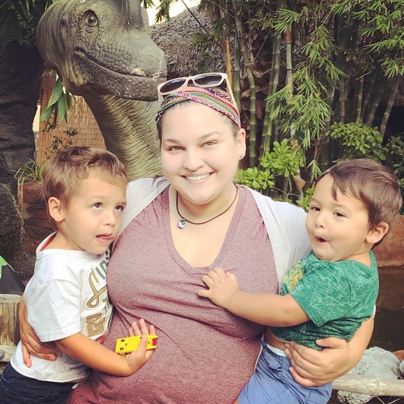 Meet your Posher, Jessica - Picture 3 of 3